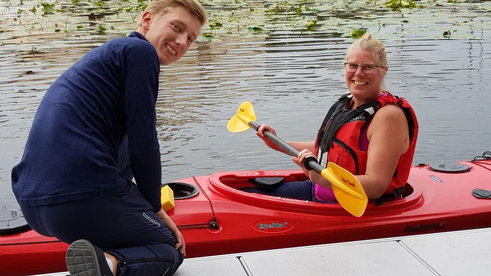 Joel Karnehed, instruktör ger de sista råden till Anki Johansson innan hon paddlar i väg.