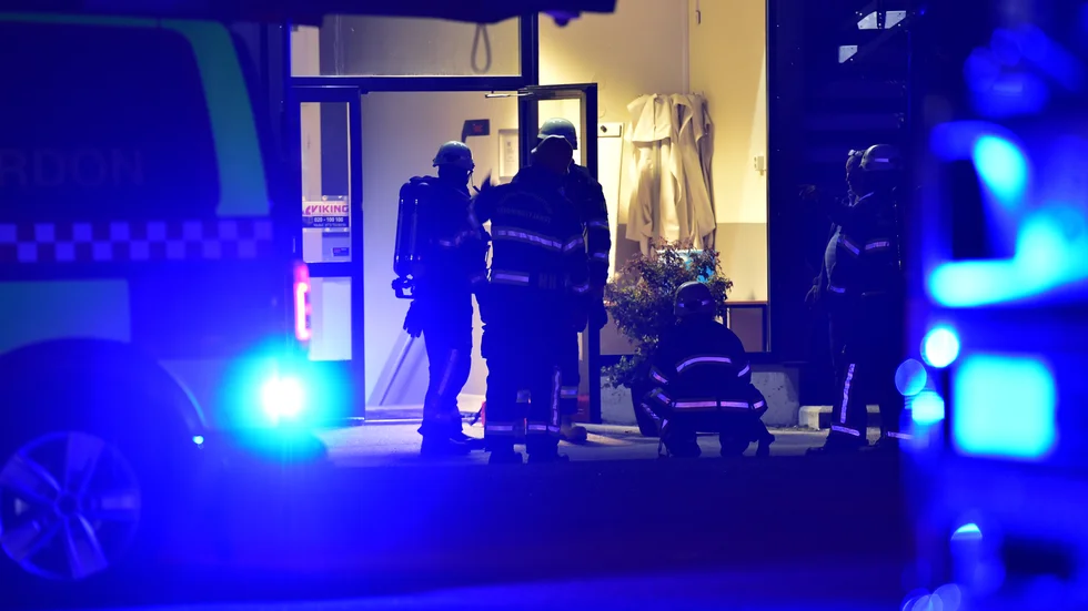 Räddningstjänsten undersöker vad som kan ha orsakat den kraftiga smällen i samma byggnad som Iittala outlet i Nyköping sent på onsdagskvällen.