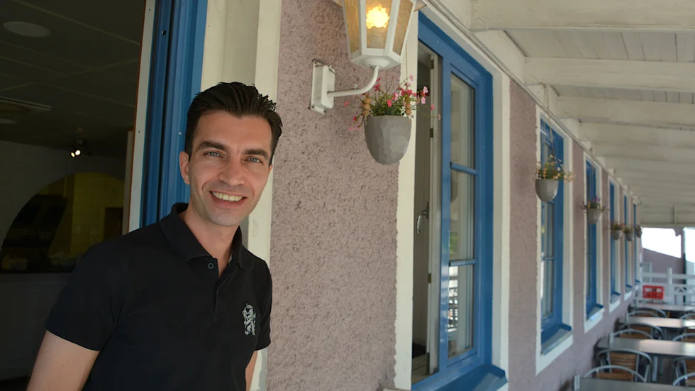 Muzaffer Tekbas har drivit många restauranger, alltid med målet att jobba hårt och sedan flytta tillbaka till Stockholm - ända tills han faktiskt flyttade dit. Nu hoppas han bli långvarig i Vimmerby. 