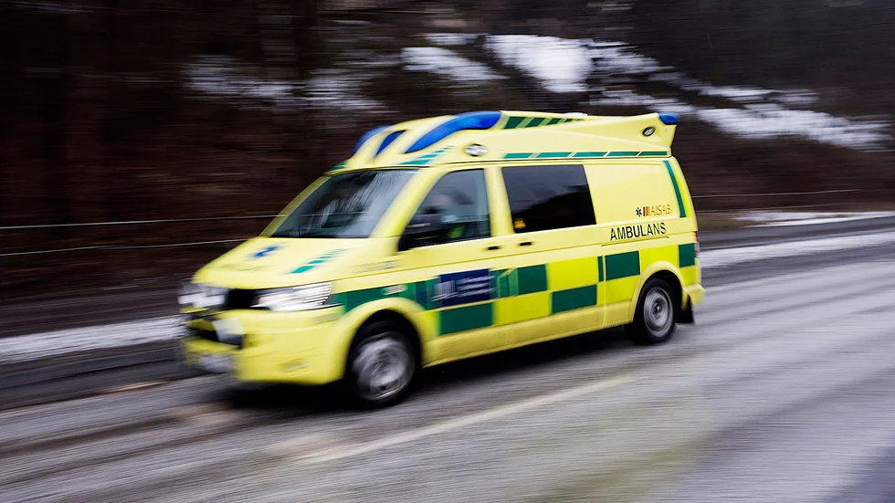 Skribentens make fick vänta länge på en ambulans. 