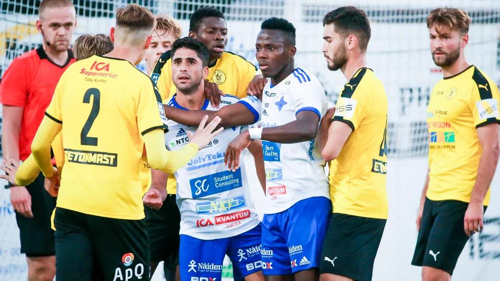 Yassine Assam, i mitten, blev utvisad i den 77:e minuten när IFK Luleå ledde med 2–1.