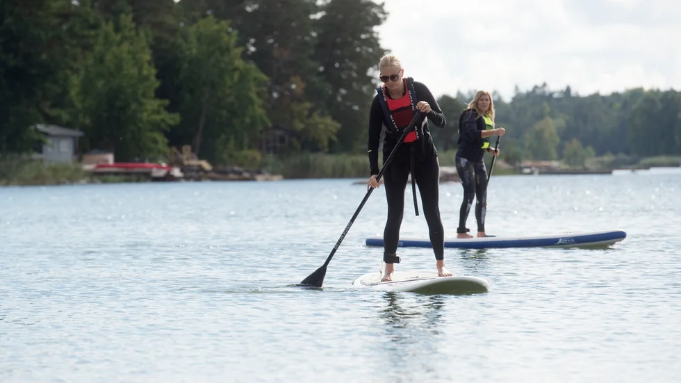 Sara Jävergård och Sophia Olasdotter är båda nybörjare på SUP men har inga problem med att hålla balansen på brädorna. "Det här var jättekul", säger Sara Jävergård. 