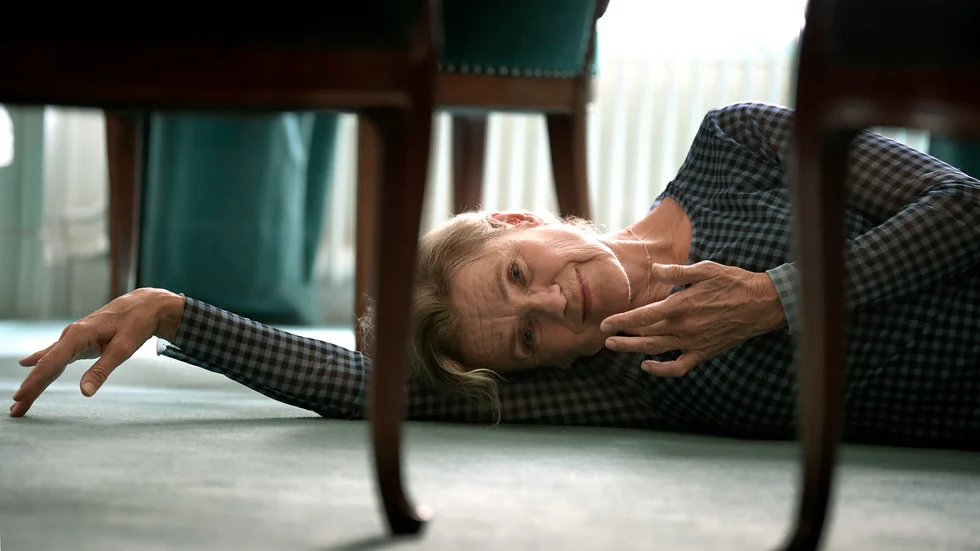 I självbiografin "Här brusar strömmen förbi" varvar den finlandssvenska skådespelaren Stina Ekblad (född 1954) berättelsen om sitt eget liv med andra författares poesi.