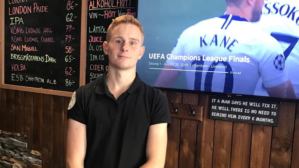 Ludwig Forzelius gillar sport, nu styr han vilka matcher som Father steakhouse ska visa: "Vi kan ha fem skärmar igång samtidigt."
