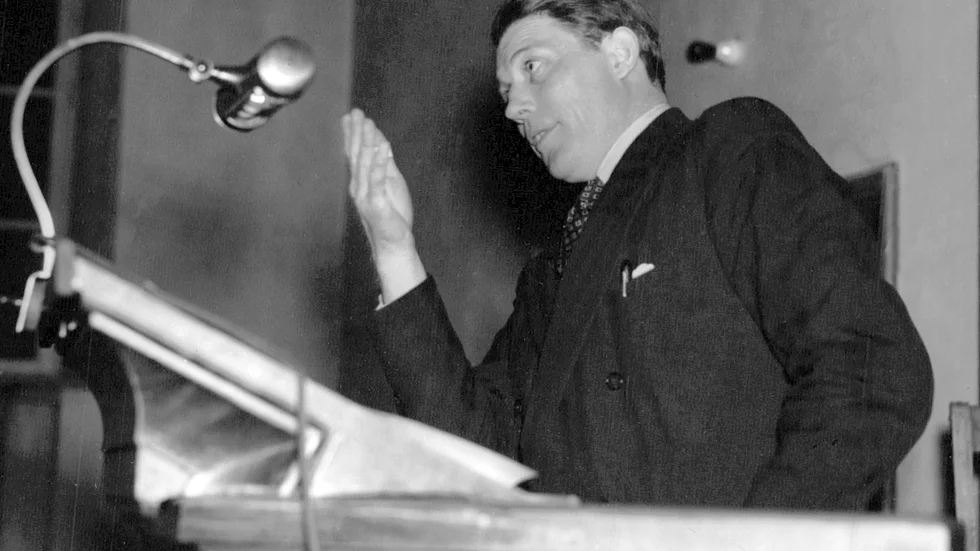 Harry Martinson på en arkivbild från november 1941, ett halvår efter artikeln där han varnade för biofilmen och myntade uttrycket "de livsfegas käraste kapell". 