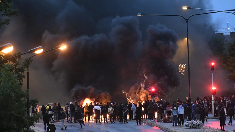 Efter de våldsamma upploppen i Rosengård i Malmö i helgen misstänks ett 15-tal personer för bland annat blåljussabotage och våld mot tjänsteman. Arkivbild.
