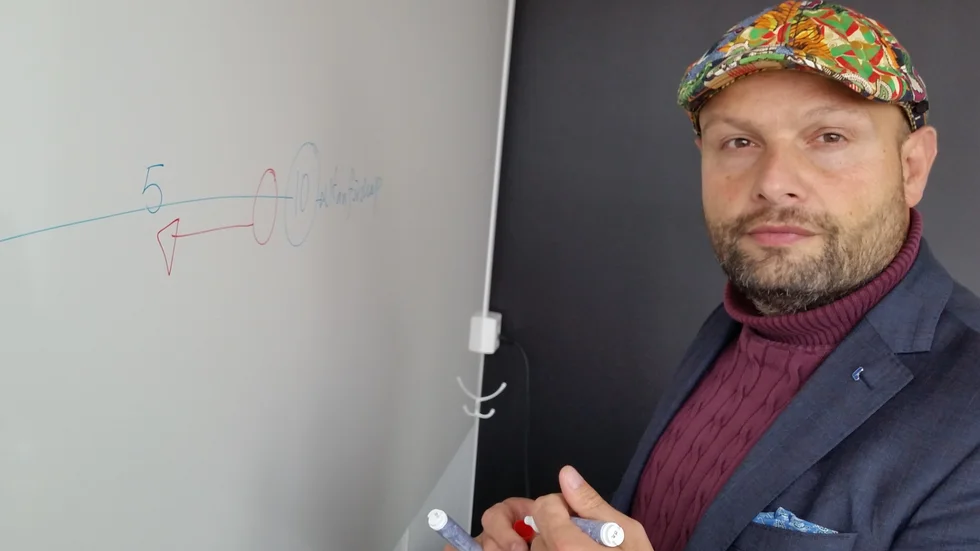 "Är V beredda att gå så långt i sin aggression och ovilja att acceptera ett nej att de söker samarbete med SD för att fälla oss? Ett nej är ett nej, det måste de också förstå. Det måste de också förstå", säger Mohamad Hassan (L)