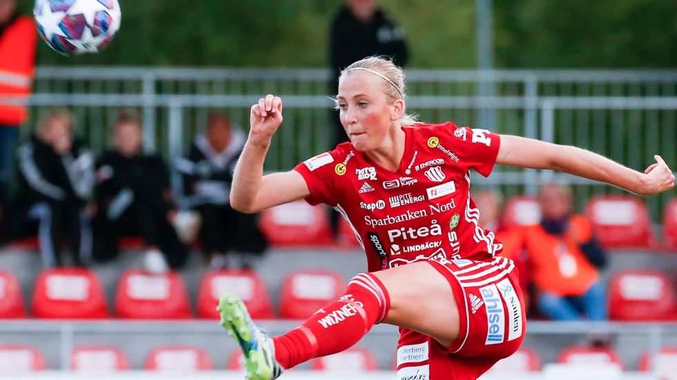 Julia Karlernäs byter klubb – och position.