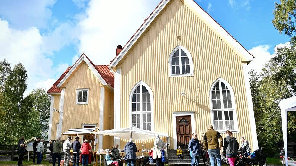 Utanför bönhuset i Skråmträsk hölls den årliga höstmarknaden och efter en förmiddag med regn så tittade solen fram vid öppningsdags.