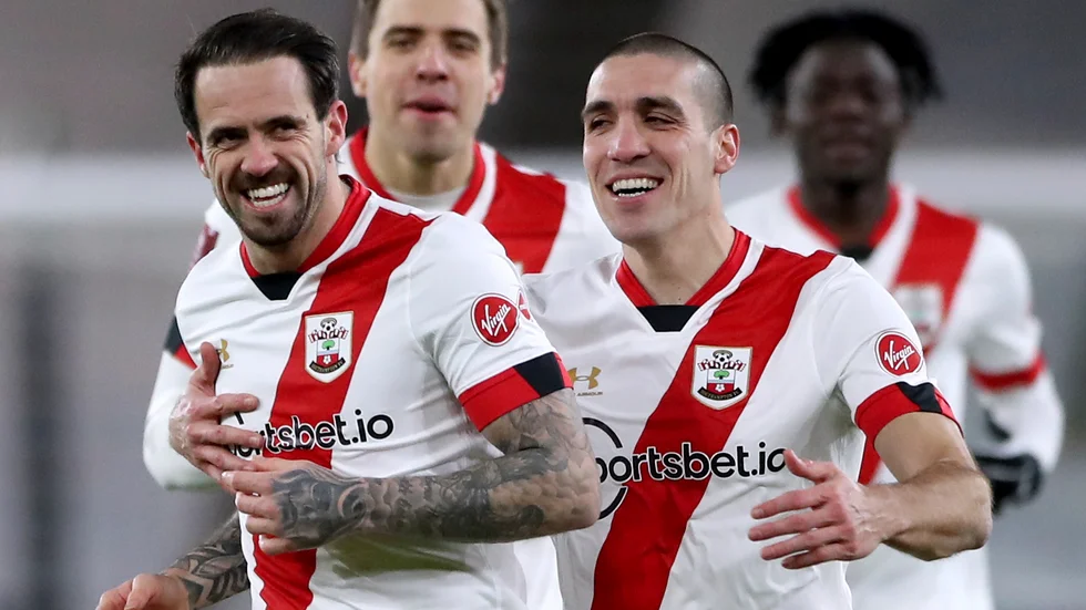 Danny Ings, till vänster, skickade sitt Southampton vidare till kvartsfinal i FA-cupen.