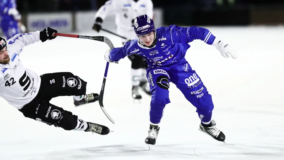 IFK Motalas anfallare Aleksi Seppänen är skäret före Sandvikens försvarare Jesper Hvornum. IFK Motala tog en viktig seger mot topplaget när det blev 4-2 hemma på K bygg arena. Det var ett stort steg mot slutspel.