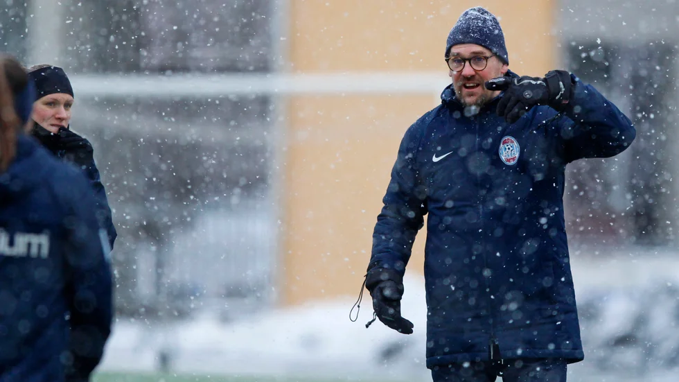 Unitedtränaren Magnus "Munken" Karlsson hade fullt sjå att hålla igång laget i snöyran under onsdagsträningen. Under torsdagen flyger laget ner till Malmö med 19 spelare. 