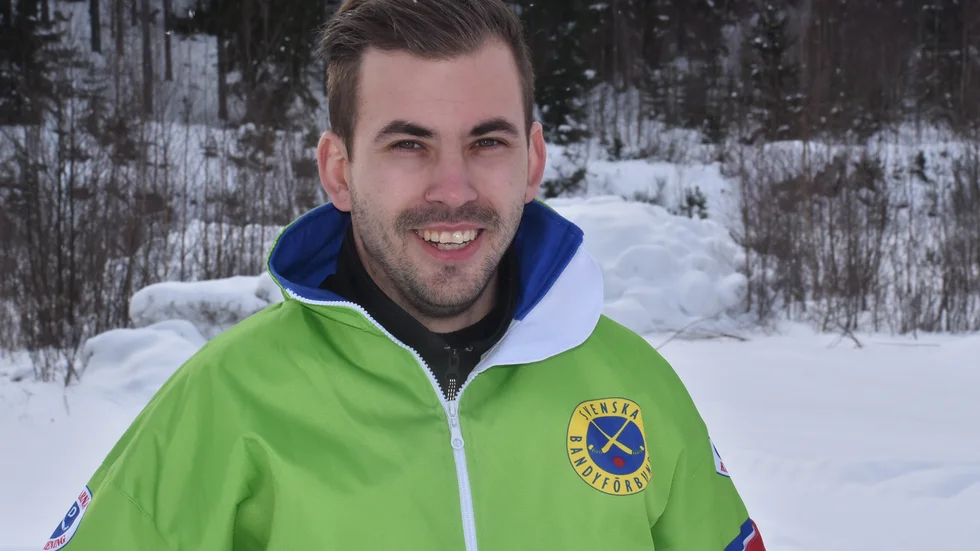 Niclas Schultz från Målilla är en av Sveriges allra bästa bandydomare. Under lördagen har han fått förtroendet att döma SM-semifinalen mellan Edsbyn och Hammarby. 