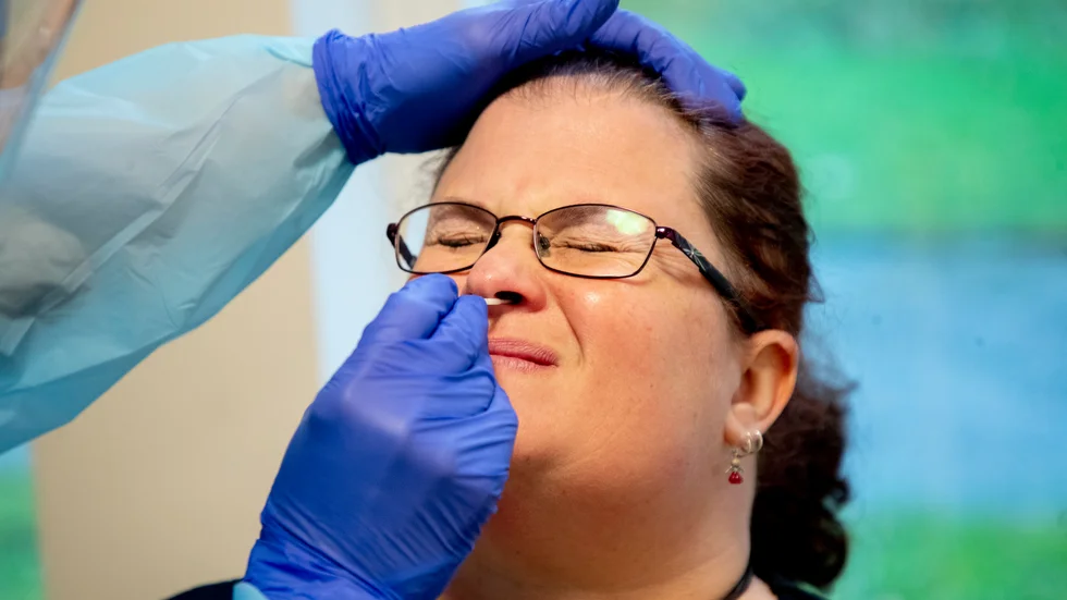 Tester, smittspårning och isolering är vapen i kapplöpningen mot mutationerna.