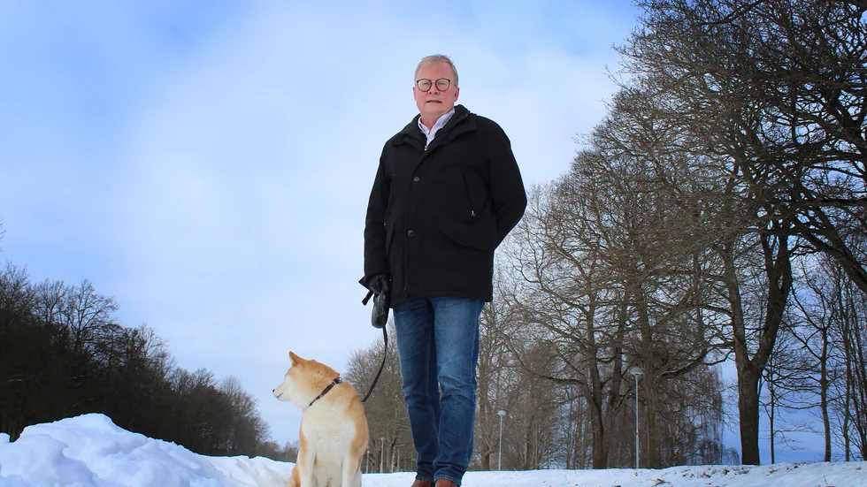 Reidar Danielsson bor vid kanalen i Ljungsbro, ett perfekt promenadstråk. Hunden heter Misha och är en shiba inu, en japansk spetsras.