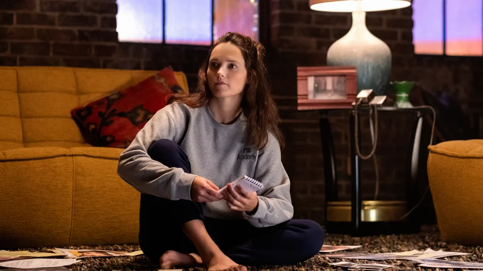 Clarice Starling (Rebecca Breeds) kommer med i en specialstyrka som bland annat ska jaga seriemördare. Men den unga agenten upptäcker snabbt något mystiskt med det första fallet i "Clarice". Pressbild.