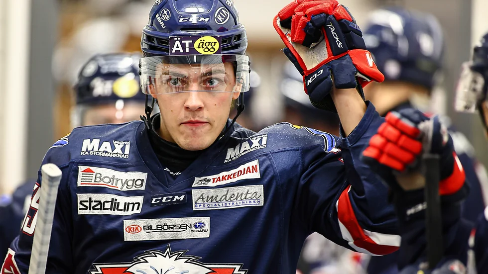 Ett, två och nu är det klart att Max Lindroth stannar två år till i LHC.
