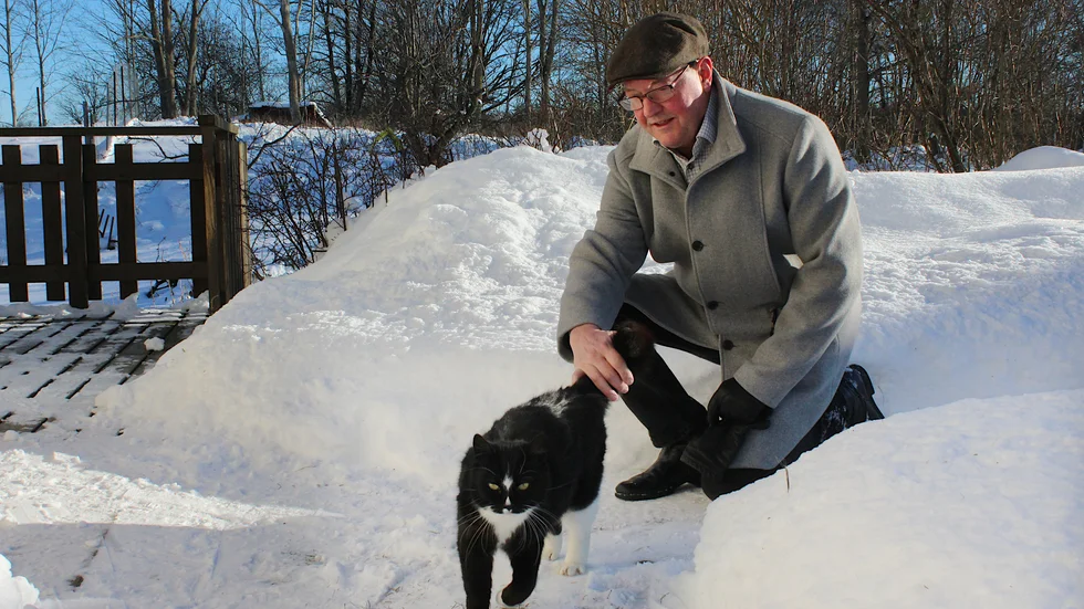 Torgil Höckergård med katten Frasse hemma vid huset i Gissebo, Hjorted.