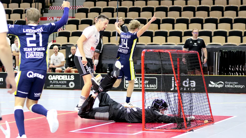 Visbys Oscar Magnusson har precis gjort ett av sina två mål i segern mot Bele Barkarby.