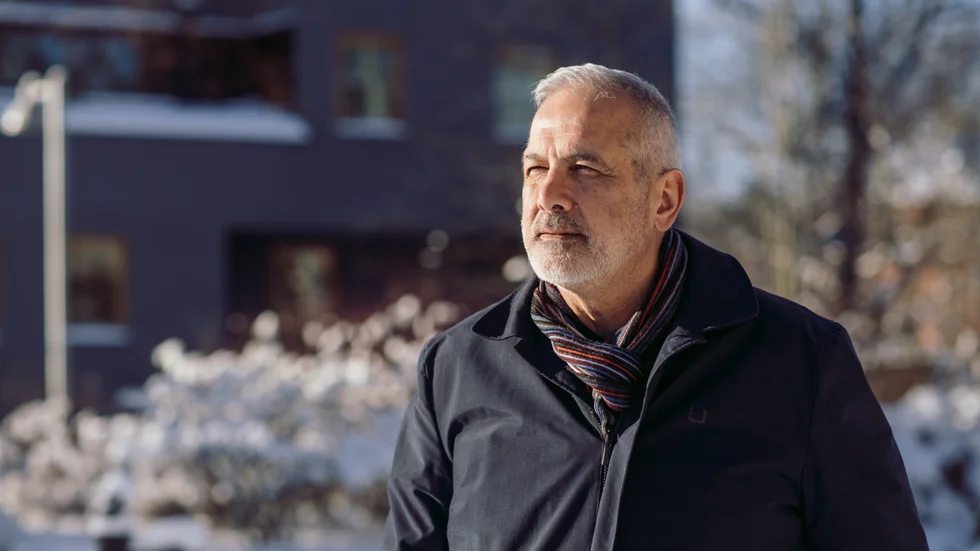 Fastighetsentreprenören Gorgen Abrami kom till Uppsala och Sverige från Iran för 40 år sedan. Nu vill han bygga ett stort digitalt konstmuseum i tacksamhet för allt han har fått uppleva i sin nya hemstad. 