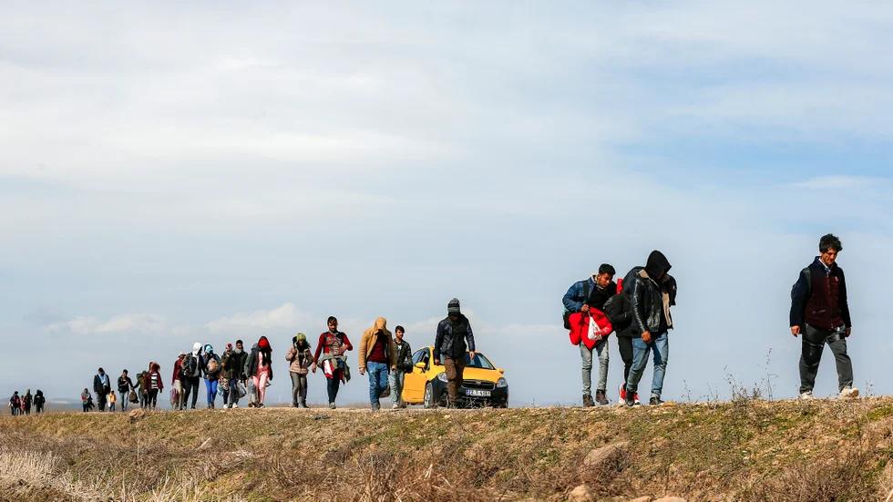 Förra året var antalet asylsökande det lägsta på 20 år. I år väntas fler. Bilden togs i mars 2020 och visar migranter på vandring i gränstrakterna mellan Turkiet och Grekland.
