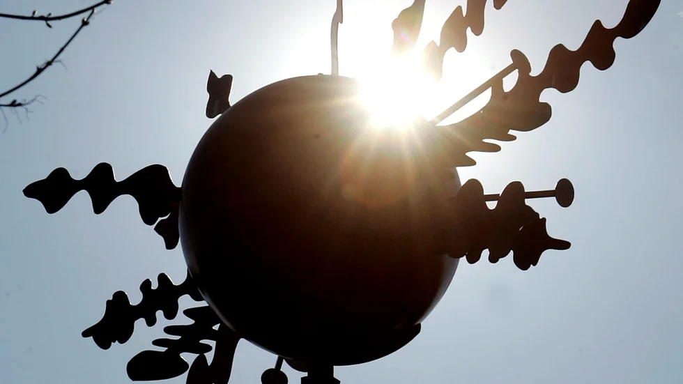 Insändarskribenten vill att konstverket Soleruption flyttar till Stadsparken i Motala.