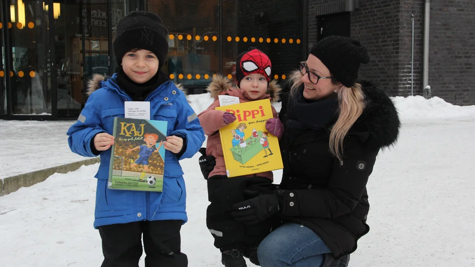 Elvin, 5 år och Hanna, 2 år har just hämtat ut två favortiböcker om Kaj och Pippi, som mamma Sajra Bahtagic hade reserverat åt dem. 