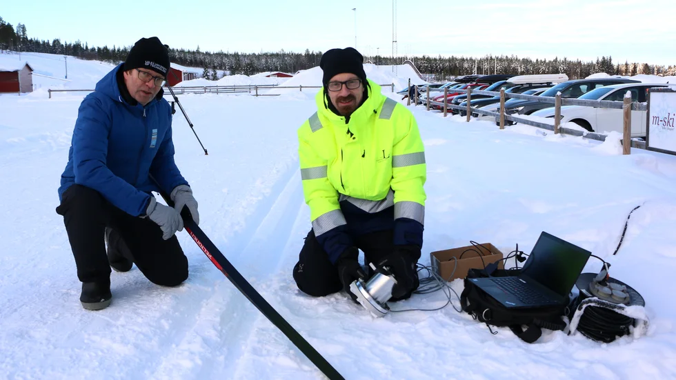 Roland Larsson (till vänster) är professor inom maskinelement och Johan Casselgren är snöforskare. Med det nya labbet vid Lindbäcksstadion hoppas de hjälpa svenska skidåkare till stora framgångar.