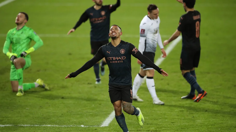 Manchester Citys Gabriel Jesus firar efter att ha gjort mål i 3–1-segern över Swansea.