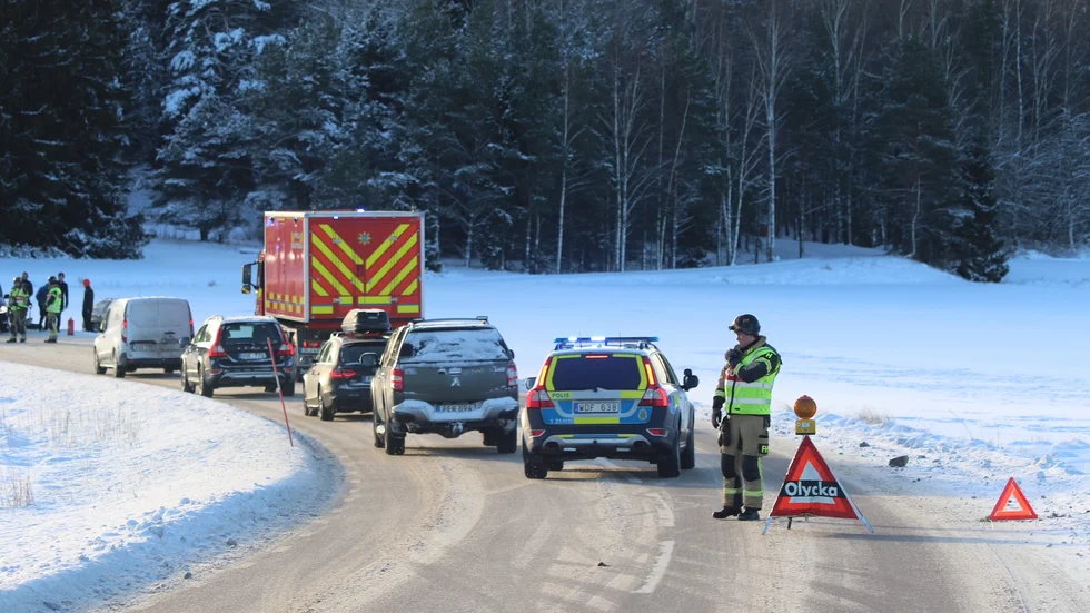 Trafiken på Östunavägen stoppades under fredagsmorgonen efter en kollision mellan två bilar.