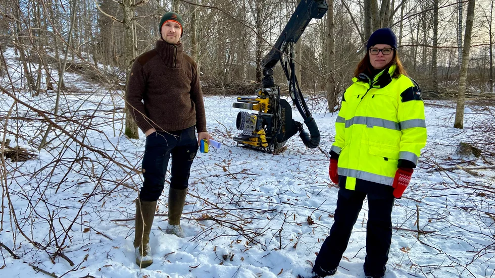 Pär Viksten från Skogssällskapet och Linda Aldebert från kommunen, var på plats när arbetet med den nya discgolfbanan drog i gång. 