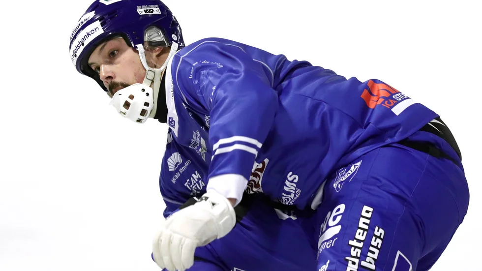 Finspångs Olle Nordlund stannar i IFK Motala säsongen ut, hoppas IFK. Division 1-bandy kommer inte att spelas alls i vinter.