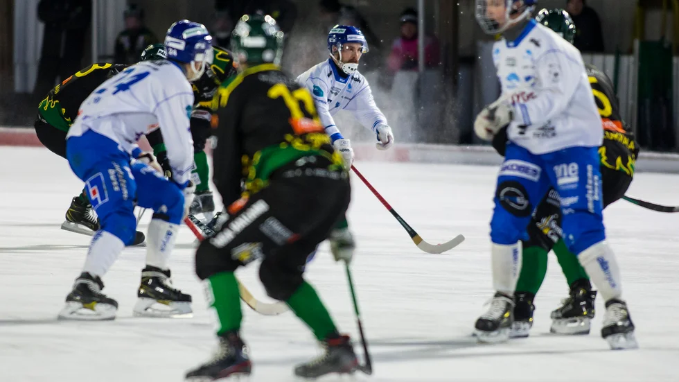 Kasperi Hirvonen försökte mycket, men lyckades inte på Sjöaremossen, vilket IFK Motala i stort sett aldrig gör. Ett nytt bottennapp på mardrömsarenan på söndagen, av ett IFK som inte visade någon slutspelsklass alls.