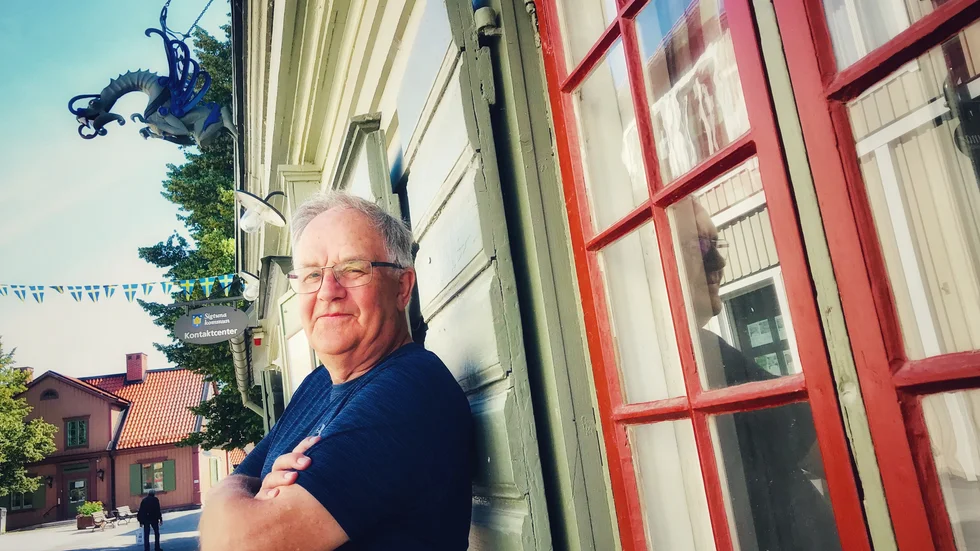 Sigtunahistoriken Fred Blomberg framför Drakegården, som idag är en turistbyrå där Destination Sigtuna ligger. 