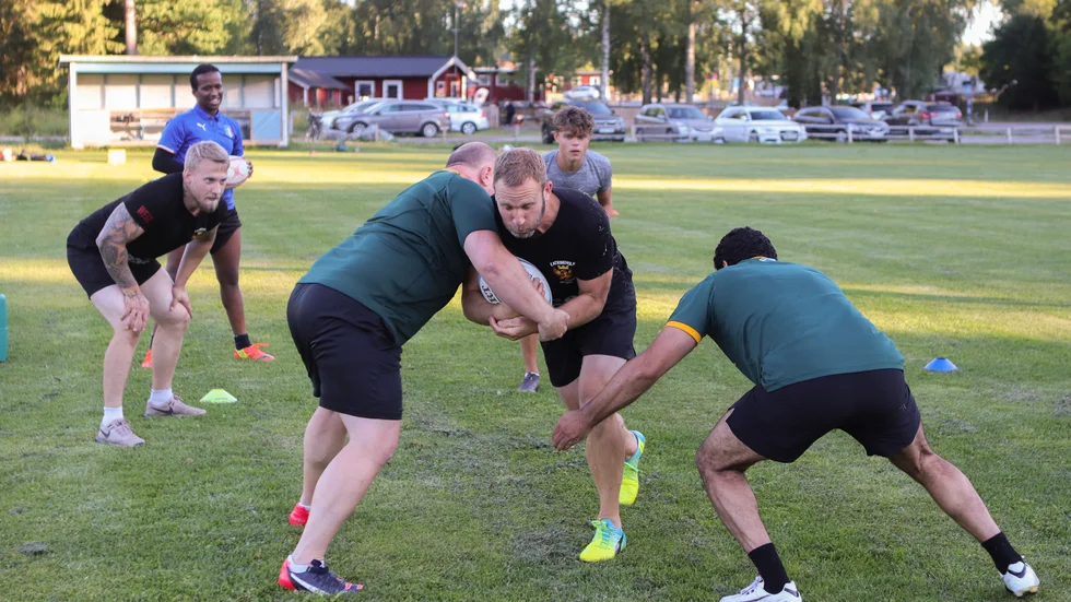 Anders Bellström försöker att undvika en tackling. 