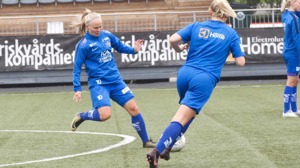 Ebba Grenholm trivs med nya tillvaron i Sunnanå SK och Elitettan - och drömmer om att knipa poäng av obesegrade AIK på söndag.