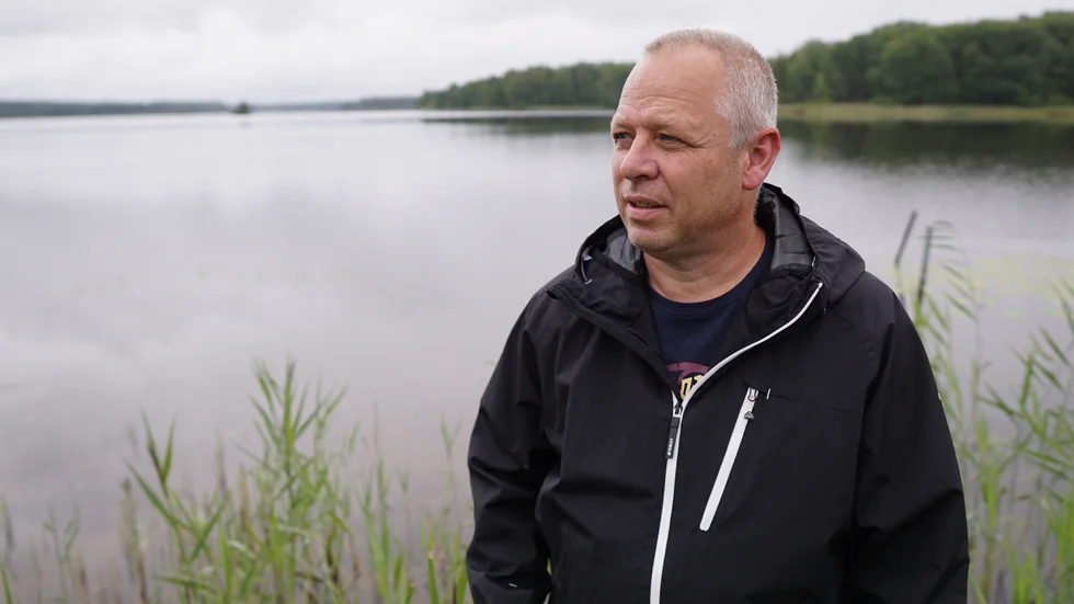 Tino Åberg slog larm om det allvarliga läget i sjön Yxern 2013, men redan som barn hörde han sina farföräldrar prata om läget i sjön. Förhållandevis snart kanske han kan få se länets största sjö återställd, om mark- och miljödomstolen godkänner kommunernas ansökan om att riva dammen. "Min drivkraft är djurlivet och naturen. Ser jag att naturen mår bra, då mår jag bra", säger han. 