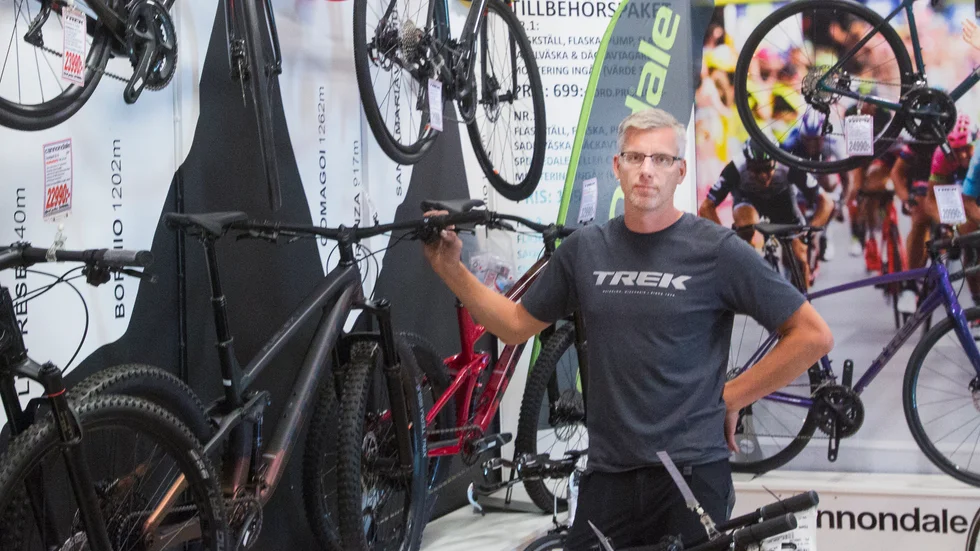 Niclas Rosenberg, som driver Sport och cykel i Katrineholm märker en ökning av kunder som lämnar in sina cyklar för reparation.