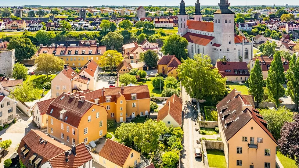 De två fastigheterna på Biskopsgatan och Smejdegatan (nederst mitt i bild) ligger granne med Biskopsgården till höger i bild. Utgångpriset är 22 miljoner kronor.