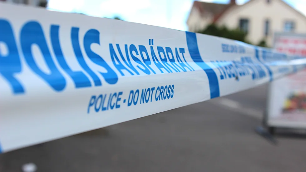 En man i 25-årsåldern sitter häktad efter knivdådet i Kisa. Misstankarna mot honom har inte försvagats.