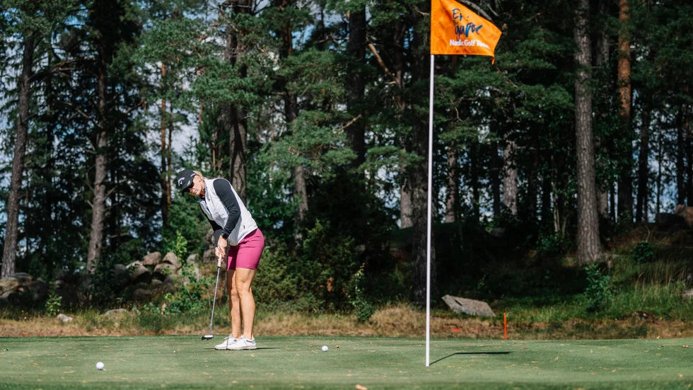 Linda Wessberg är en av spelarna som är med i toppen när GolfUppsala Open ska avgöras.