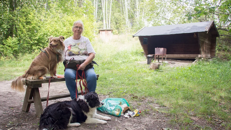 Helena Andersson är etappansvarig på Sörmlandsleden. Hon vittnar om att det stora intresset för att vistas i skog och mark har lett till mer sopor än någonsin vid vindskydden.