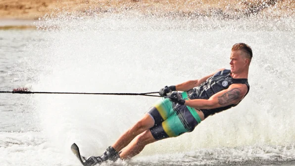 Världsklassåk. Nu har Jakob Bogne verkligen korn på det svenska rekordet i slalom. Han nosade på det igen i Karlstad då Nyköpingskillen klarade tre bojar med 10,25 meters lina.