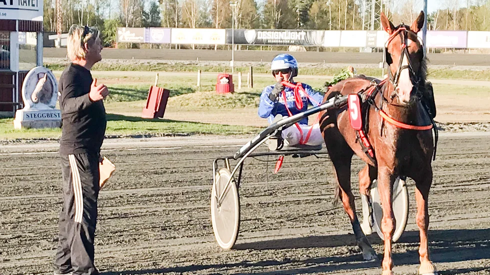 Moogie efter sin seger på Skellefteåtravet förra säsongen. Till vänster tränaren Per Edström.