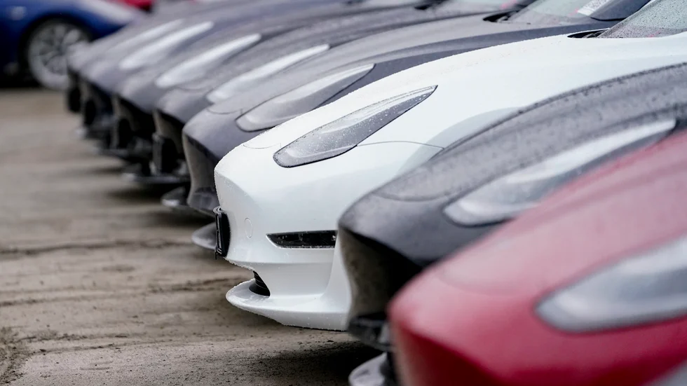Elbilar i långa rader i Norge – här en större Tesla-leverans i Lillestrøm öster om Oslo.