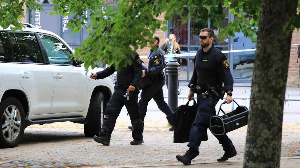 Nationella bombskyddet anlände till platsen strax efter 11.30.