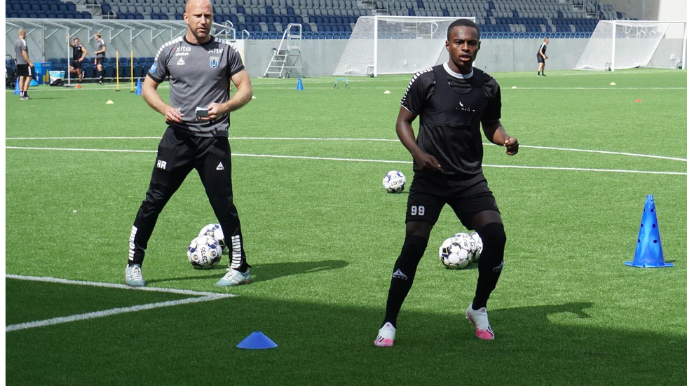Nahom Girmai Netabay och tränaren Henrik Rydström under lördagens träning.
