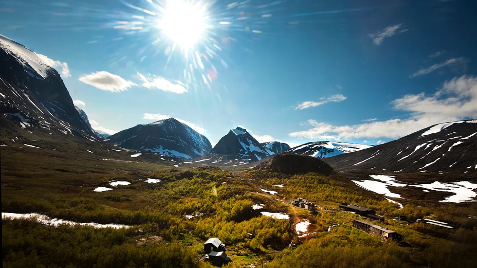 En kvinna insjuknade när hon var uppe på Kebnekaise under onsdagen och behövde hjälp för att få sjukvård.