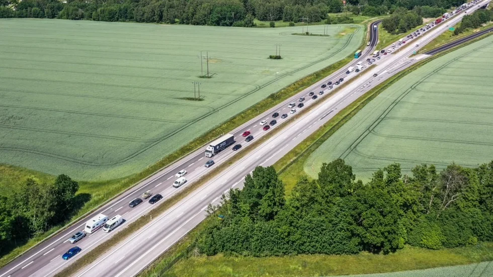 Långa köer på E4 i riktning mot Norrköping. 