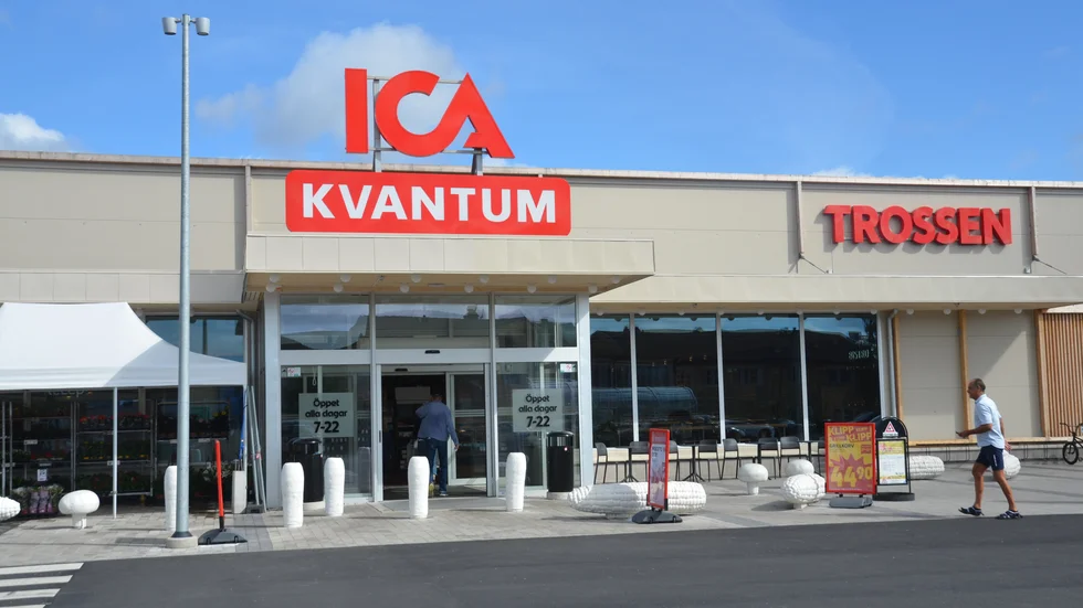 Sedan den nya Ica-butiken öppnade i november förra året har en härsken doft grämt både kunder och anställda. Orsaken bakom stanken uppges vara torra brunnar.  